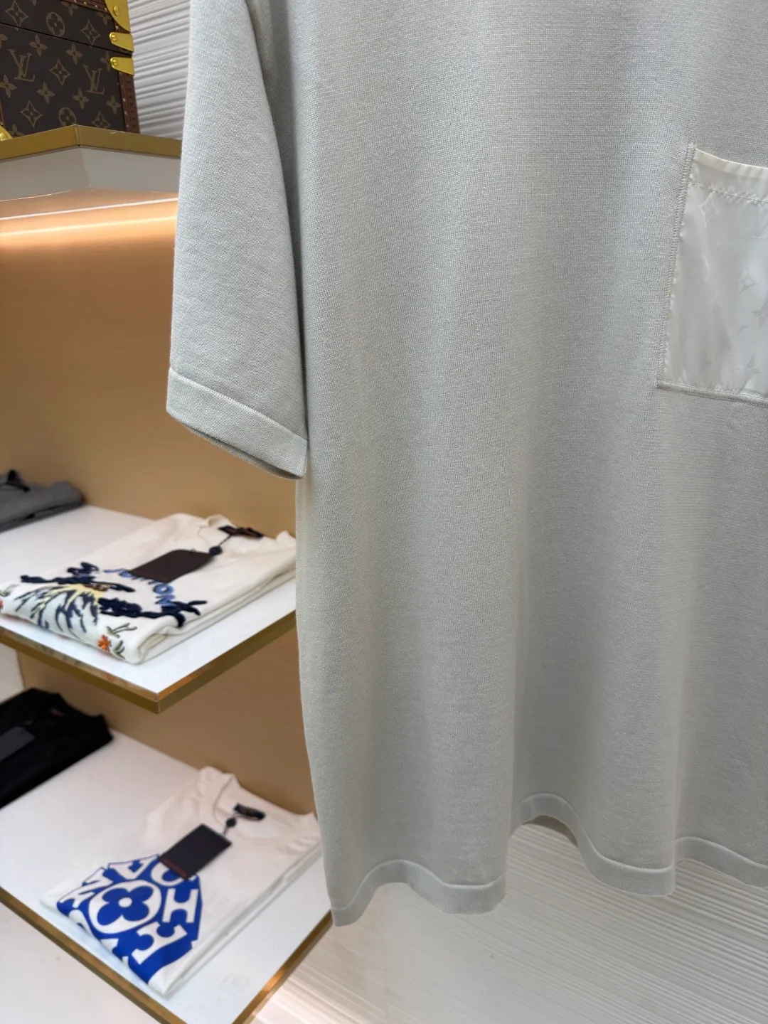 LOUIS VUITTON Pocket Intarsia Short Sleeves ●Original version: Purchased and developed for 10500 ●Item number: 1682521-A75 ●Fabric: cotton fabric ●Technology: printing production ●Color: light gray ●Version: fitted version ●Weight: about 325 grams ●Size: XS-S-M-L ●Description: This pocket jacquard T-shirt is made of high-end custom fabrics. It is soft and skin-friendly after pre-washing process. It is not easy to deform and fade. The off-white color is simple and versatile. The side pockets of the body are made of exquisite jacquard technology. The jacquard texture is three-dimensional and delicate, forming a texture contrast with the body base. The stitching of the pockets is straight and fine, strong and beautiful. The neckline is a classic round neck design, with double-needle reinforced edges and a custom-made threaded collar. It is durable and not easy to loosen. The overall shape is loose. Multiple sizes from XS to L cover different body shapes. Manual measurement error of ±3cm is within the normal range. The cuffs and hem are all seamed, and the details are exquisite. It is recommended to wash it gently and avoid violent machine washing and long-term soaking. It is suitable for daily commuting, casual outings and other wearing scenarios. The overall wiring is straight and delicate, the fabric is comfortable and soft, and the color is consistent without color difference. It can be matched with the same style to create a fashionable look and control various occasions. Customized accessories, complete with three standards, same style for men and women!